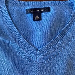 Banana Republic Men’s V-Neck Sweater; Light Blue; Size Medium